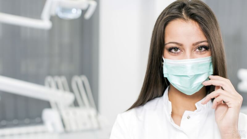 devushka-v-medicinskoj-maske